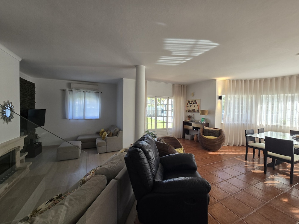Sesimbra Stylish Villa by Homing