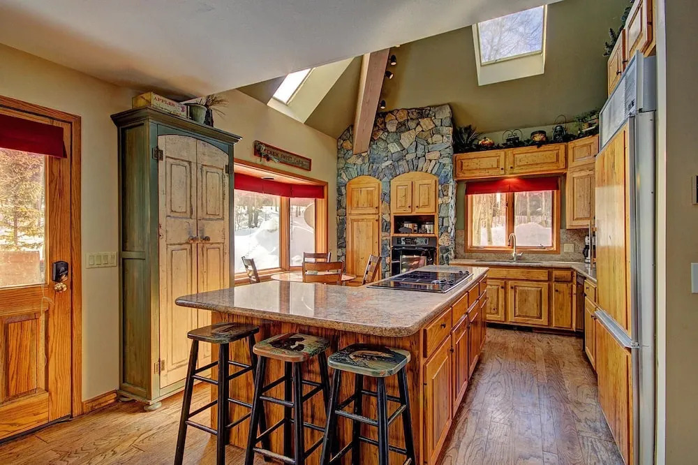 Gold King Lodge 8 Bedroom Home by RedAwning