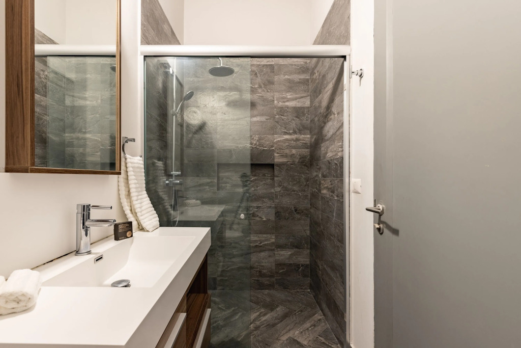 Beautifully Designed, Hi Tech Apt in La Condesa