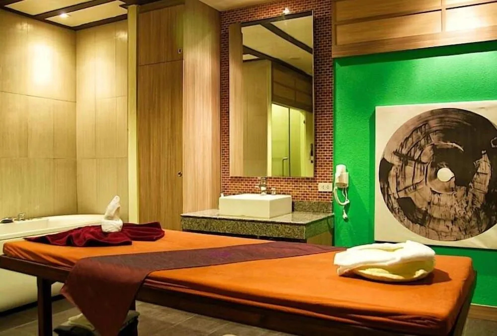 Jolly Suites and Spa Petchkasem