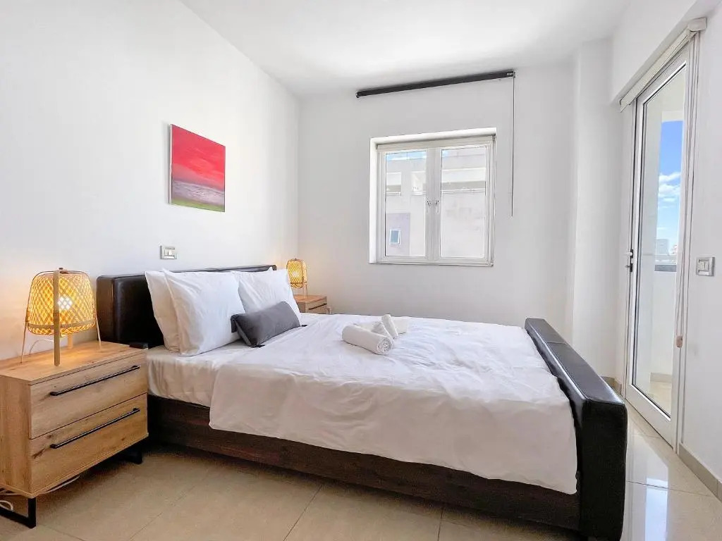 2BR SEAVIEW Apt in prime location 1 min from sea