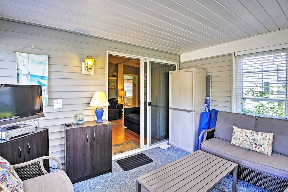 Wells Beach Cottage w/ Pool Access ~ 1 Mi to Coast