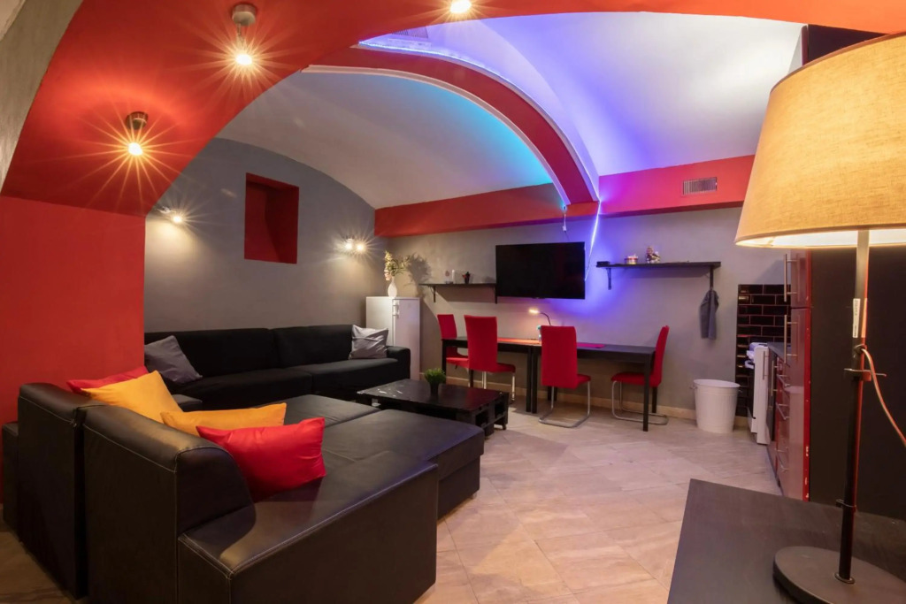 Party Underground with Pooltable