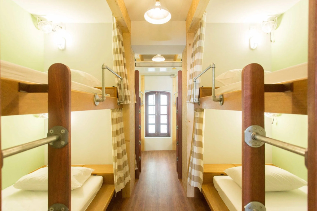 Barn & Bed Hostel at BTS Phrom Phong