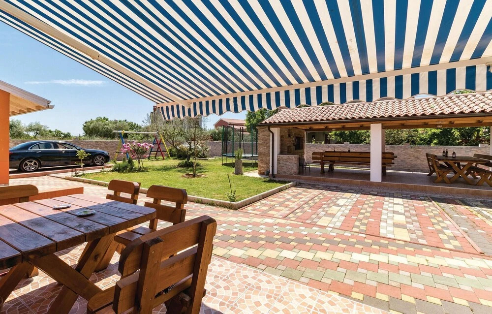 Gorgeous Home In Valbandon