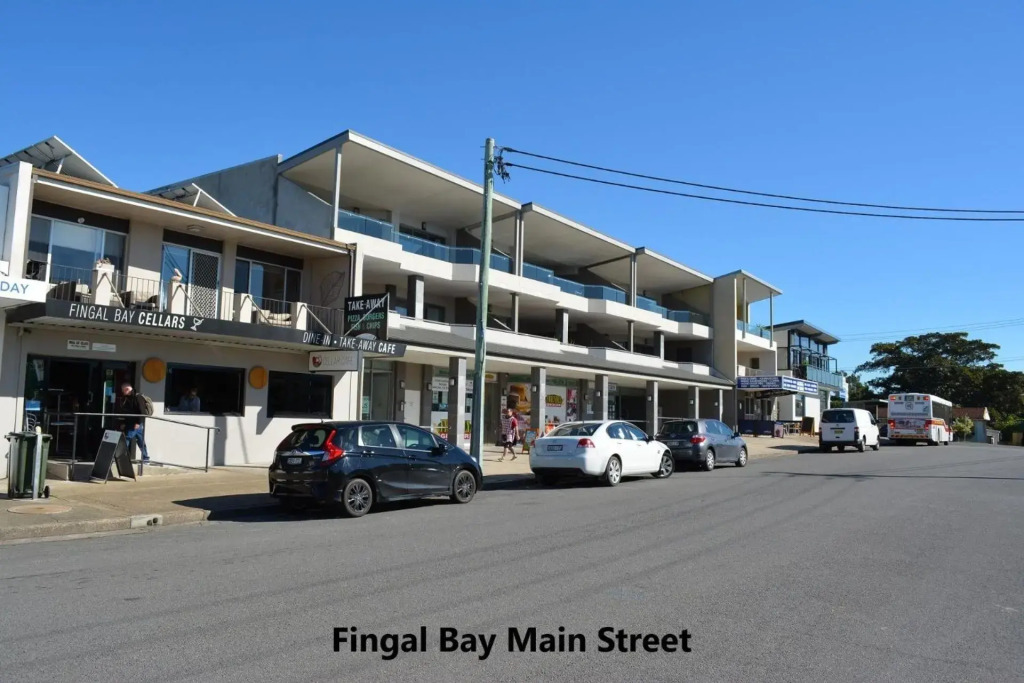 14 'The Dunes', 38 Marine Dr - Large Unit With Pool, Tennis Court And Directly Across From Fingal