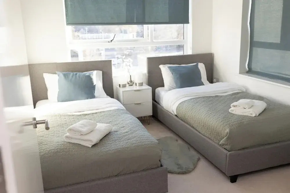 Stylish 2BR Apartment, Town Centre, Free Parking