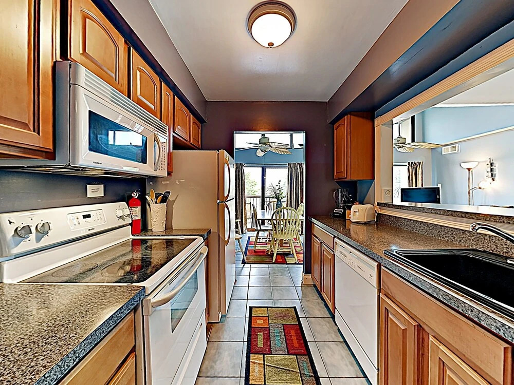 New Listing! Coastal W/ Pool - Walk To Beach 3 Bedroom Condo