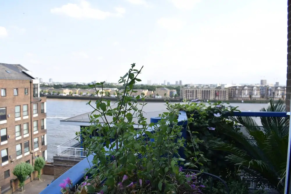 2 Bedroom Apartment With River Views Near Canary Wharf and City