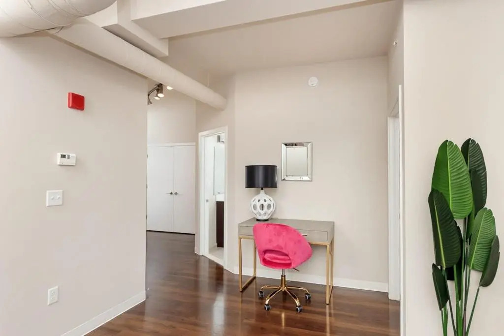2BR Lux Apartment With Rooftop Deck, Gym & Parking