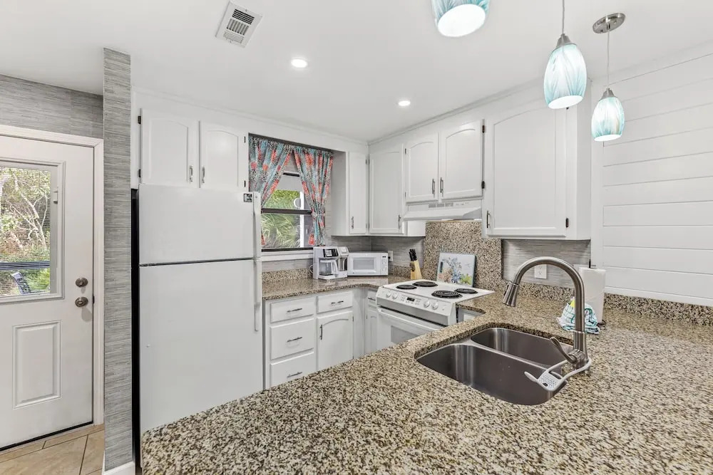 Short Walk to The Beach! Community Pool! Sleeps 8