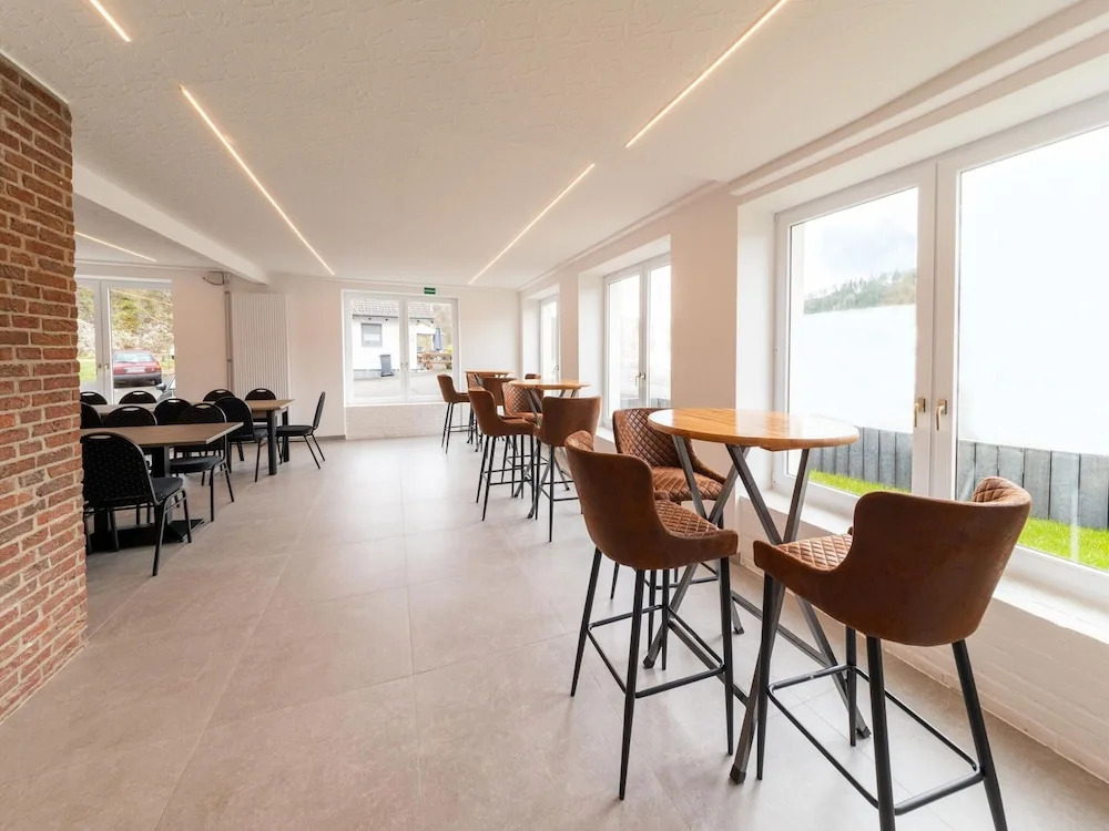Große Gruppenunterkunft im Nationalpark Eifel mit Bar und Terrasse