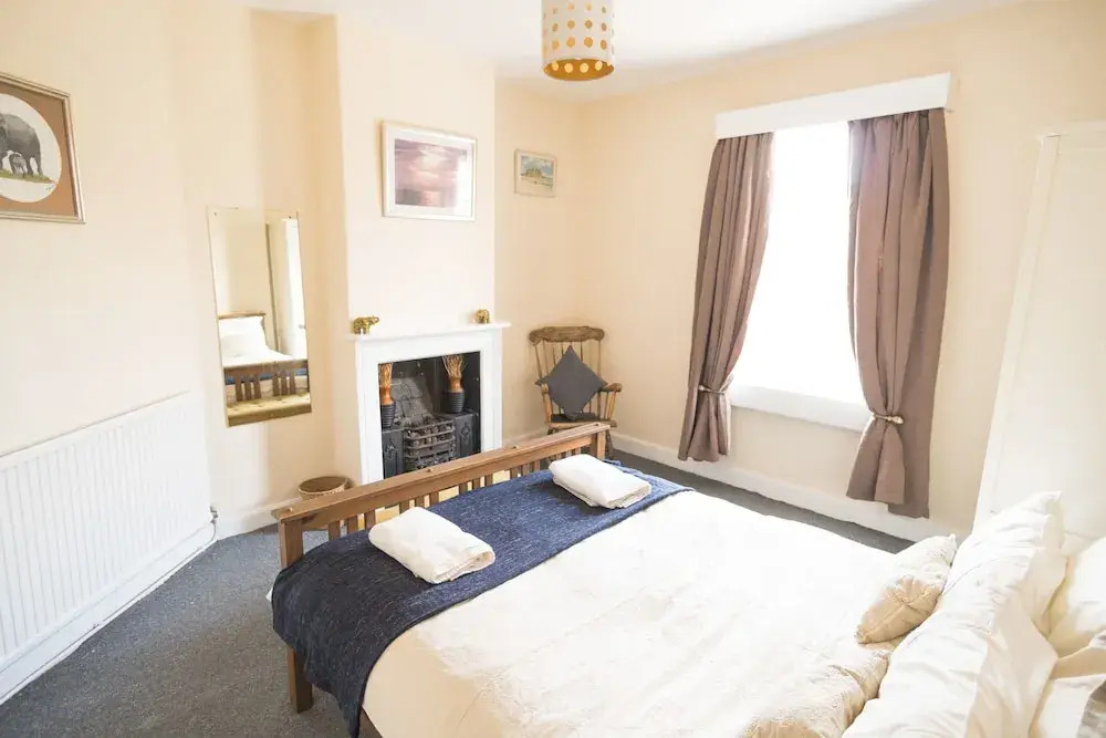 Three Bedroom Apartment Next To Pub