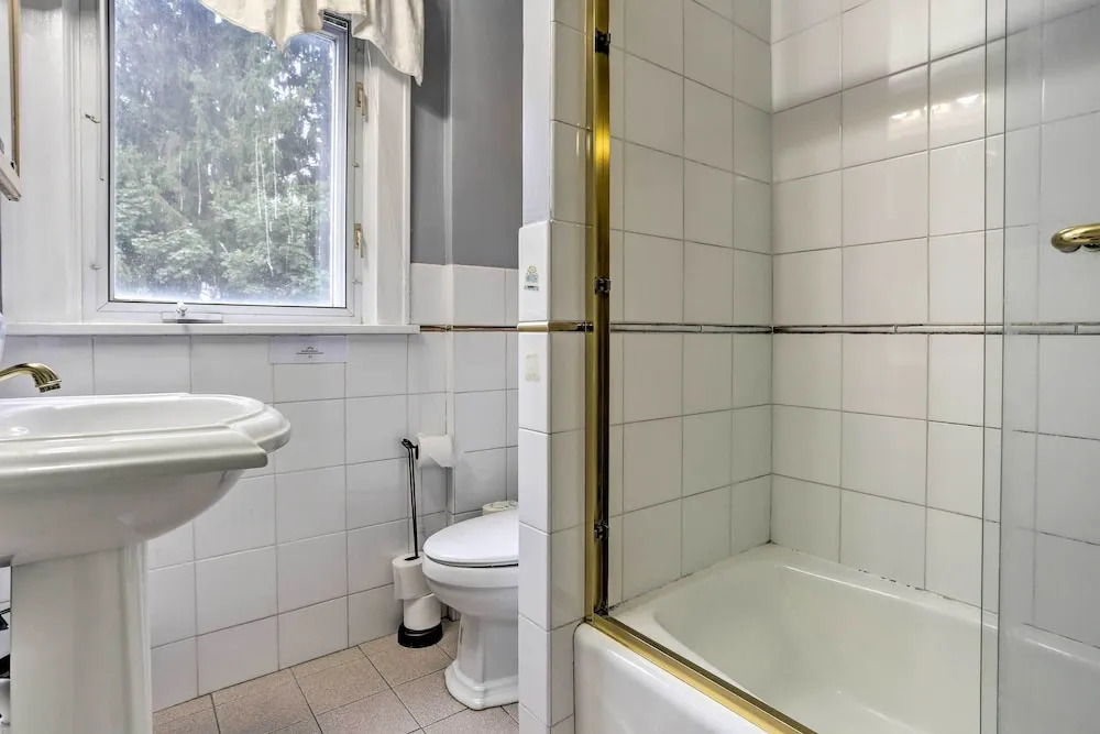 Lovely Home Near FDU & Holy Name Hospital!