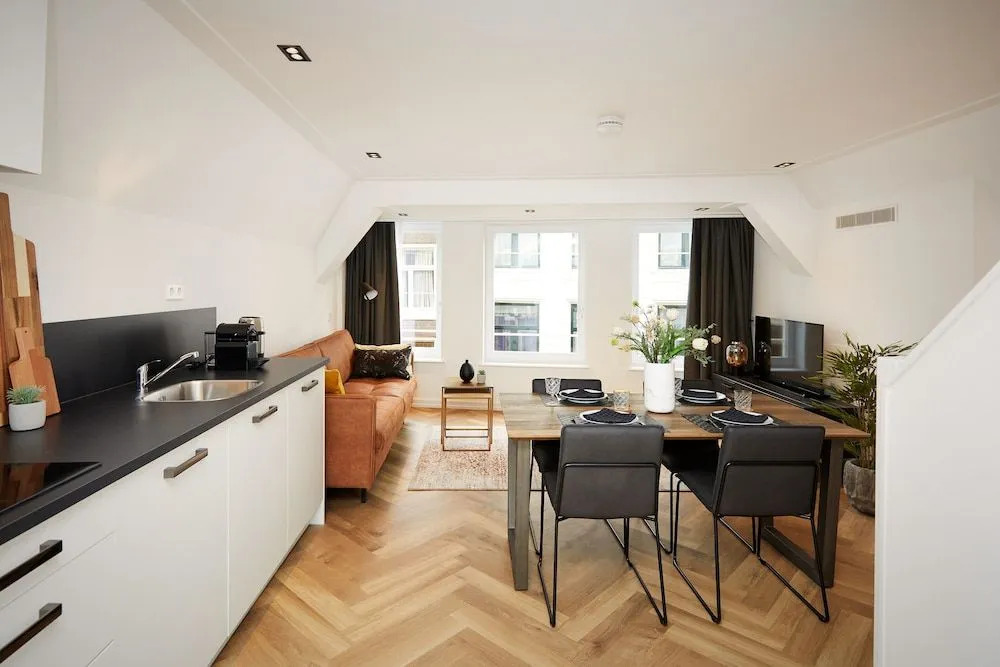Damrak Short Stay Amsterdam