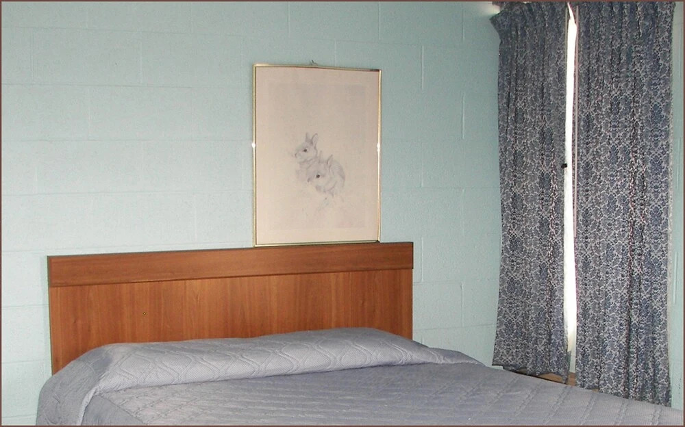 Holiday Host Motel