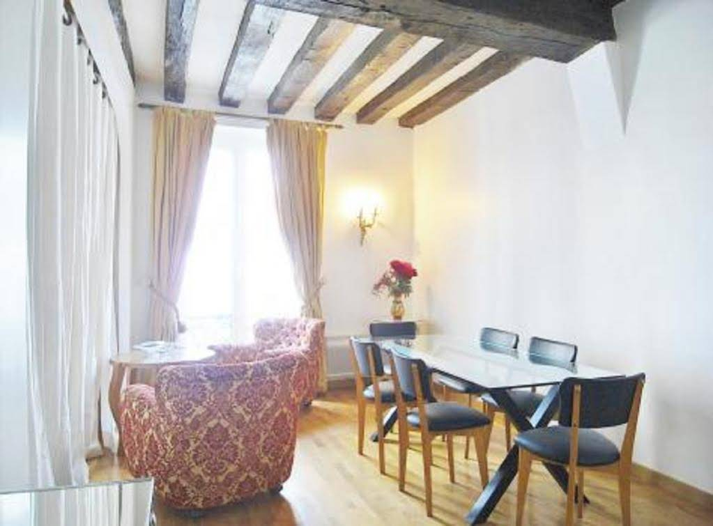 One-Bedroom Apartment Downtown