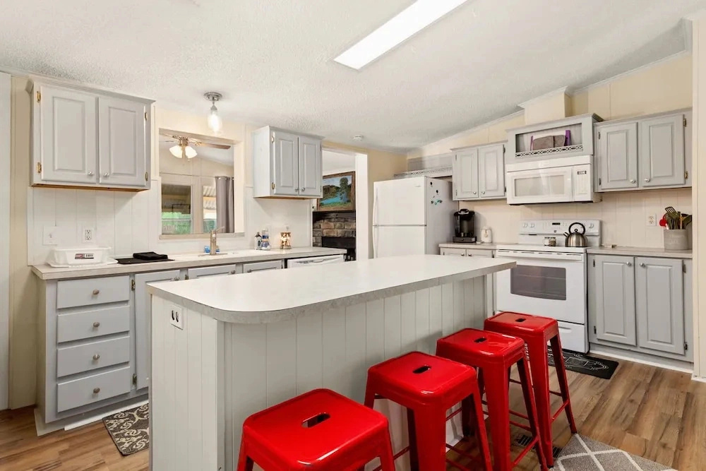 Firefly Lakehouse 3 br, 2 Bath, pet Friendly