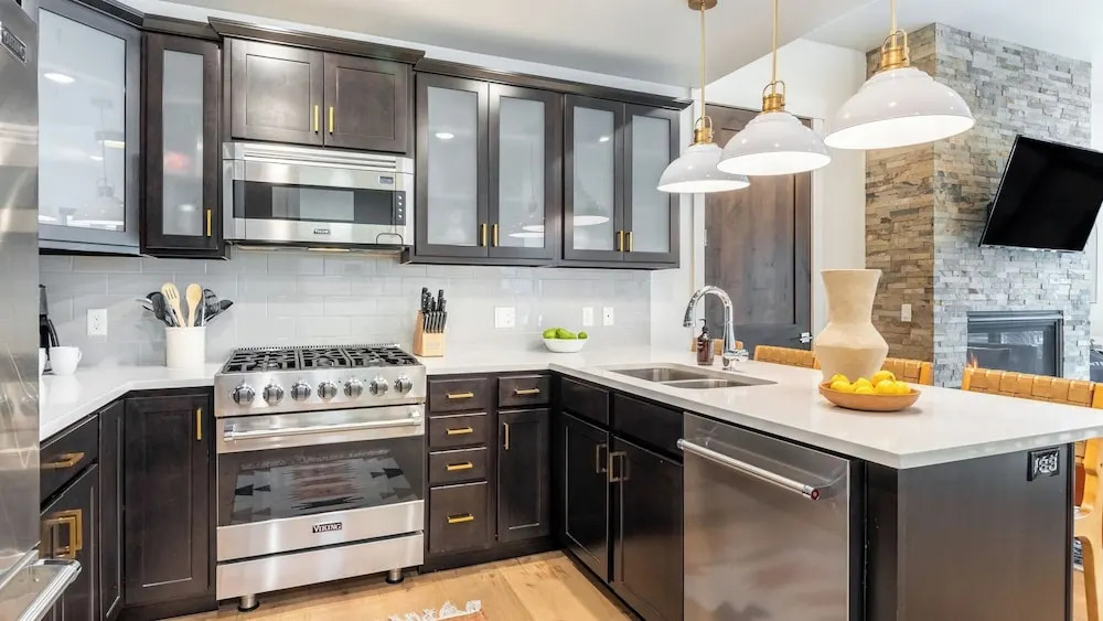 Kokopelli and Kestrel by Avantstay 2 Moderm Condos + Community Pool + Fireplace + Walk to Park City Lifts