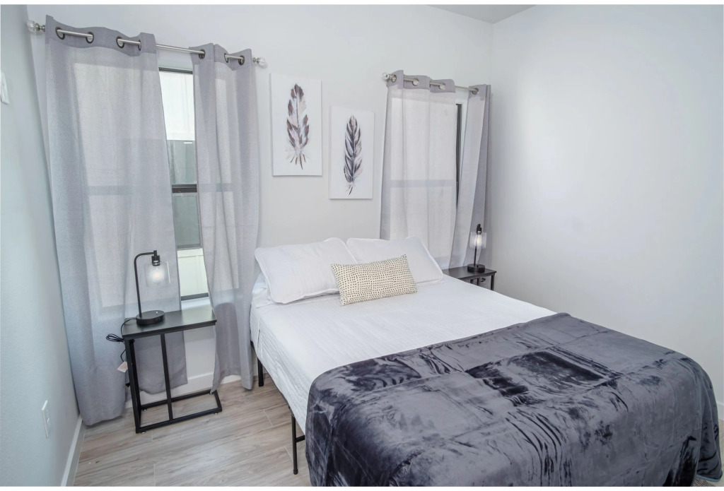 Spectacular Cozy 3 BR plus  2 and a half BA Apt Near Downtown