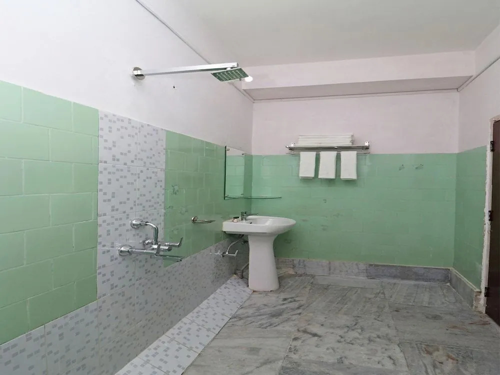 OYO 7933 Hotel Trimurty International