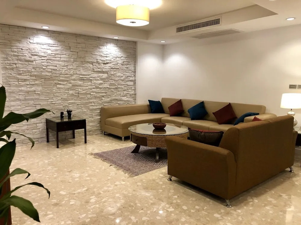 JJ Suites - Your Home on 11