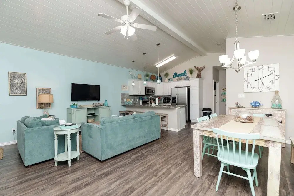 Fun 4 Bedroom Resort Pool Sleeps 12