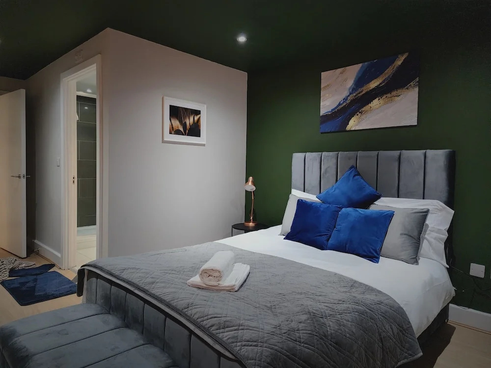 3br-sleeps8-canarywharf-cinemabedroom