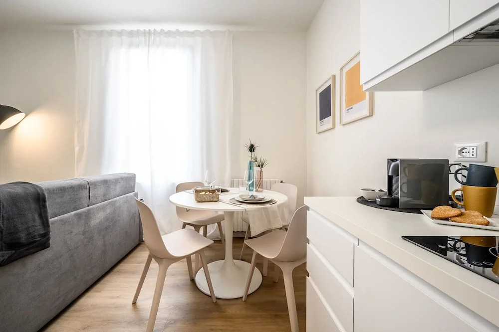 Emilia Suite Young