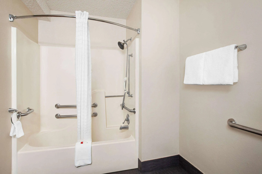 Super 8 by Wyndham Lenexa Overland Park Area/Mall Area