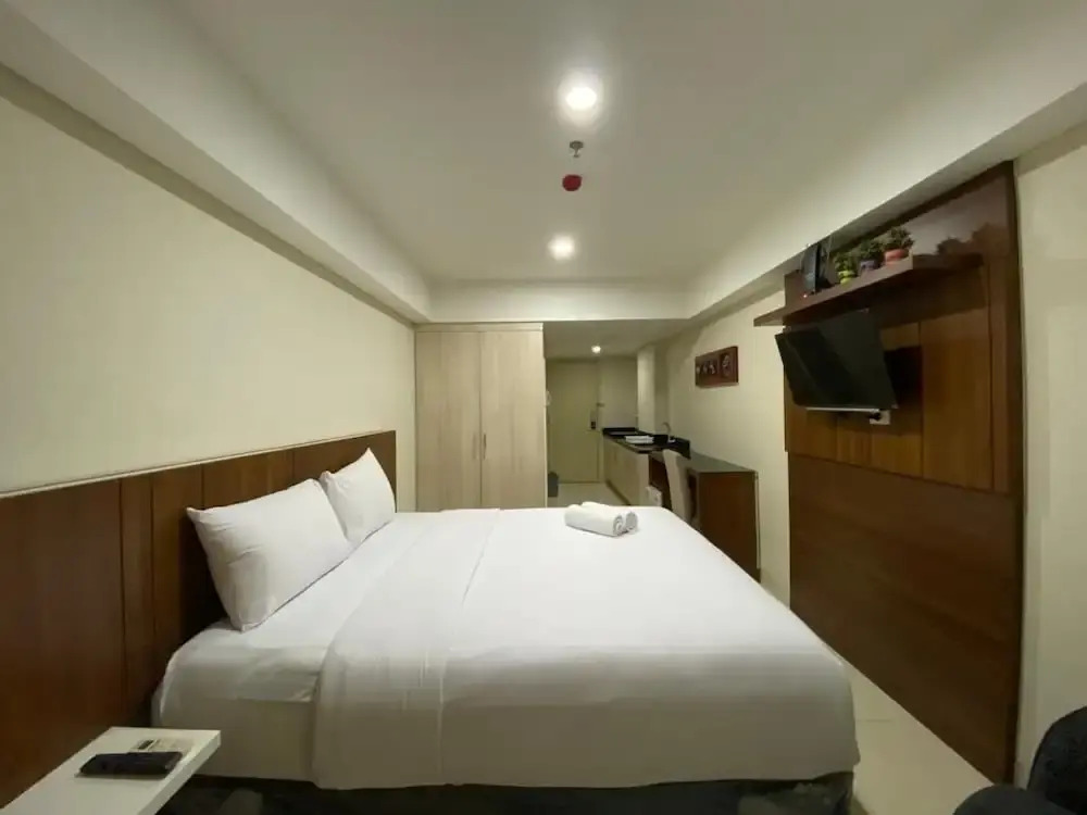 New And Homey Studio Apartment At Warhol (W/R) Residence