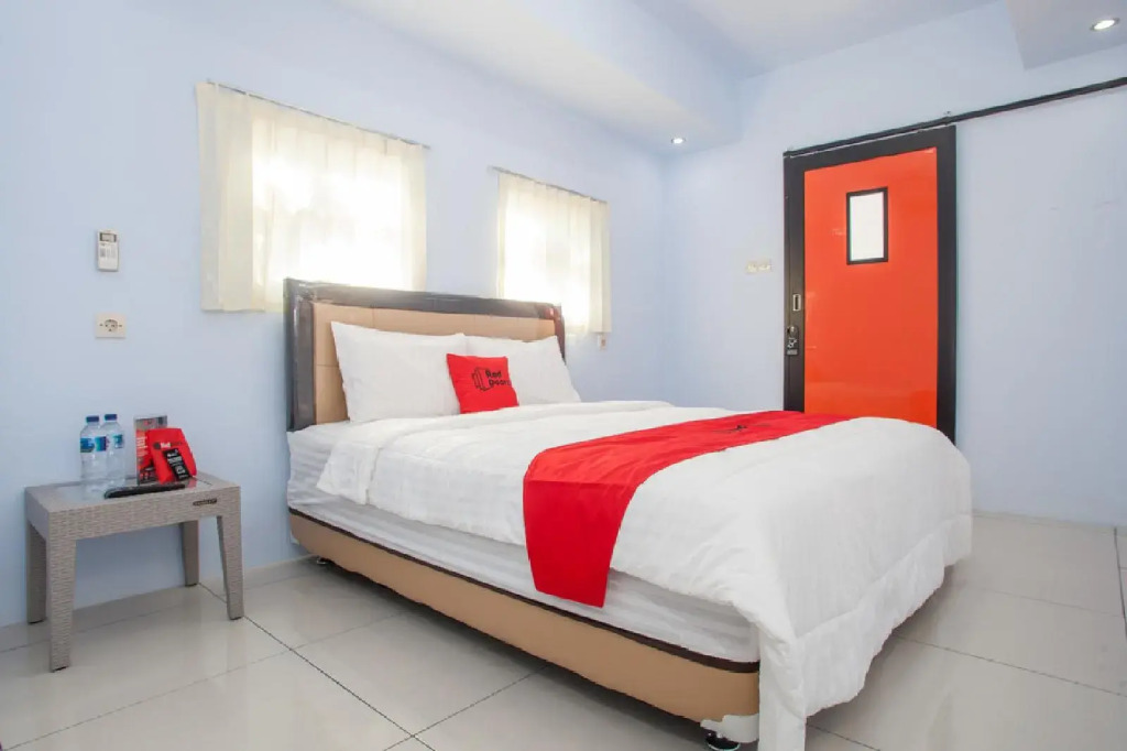 RedDoorz Near Karangasem Train Station 2