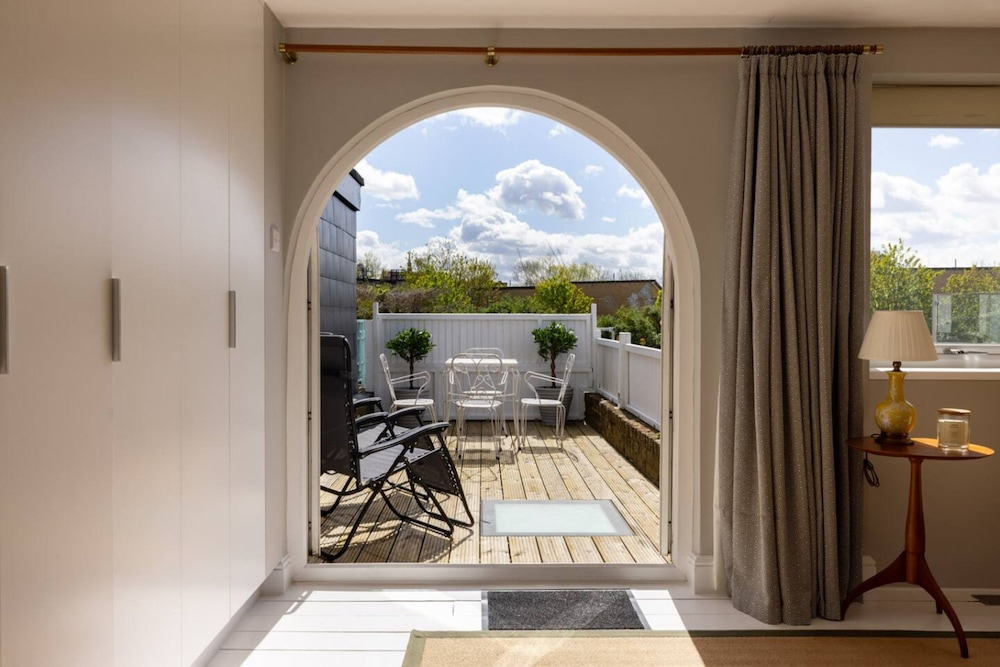 The Thames Embrace 3 BR & Garden House