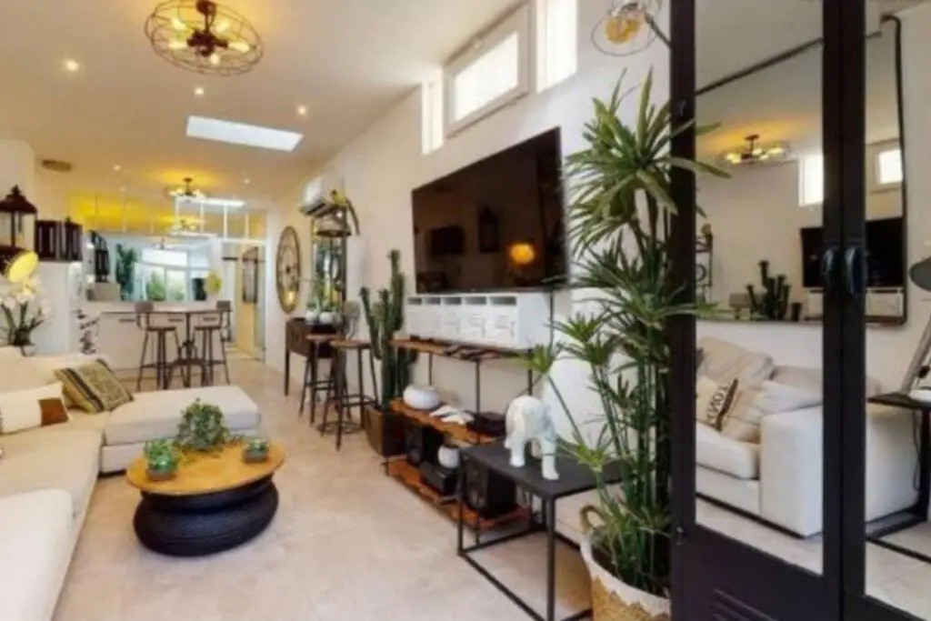 BANDOL Magnifique appartement en RDC cour sans vis à vis 5mn plage