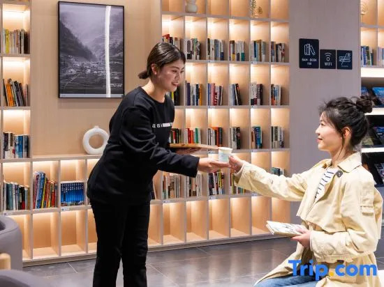 Yichang East Station Xinding Atour Hotel