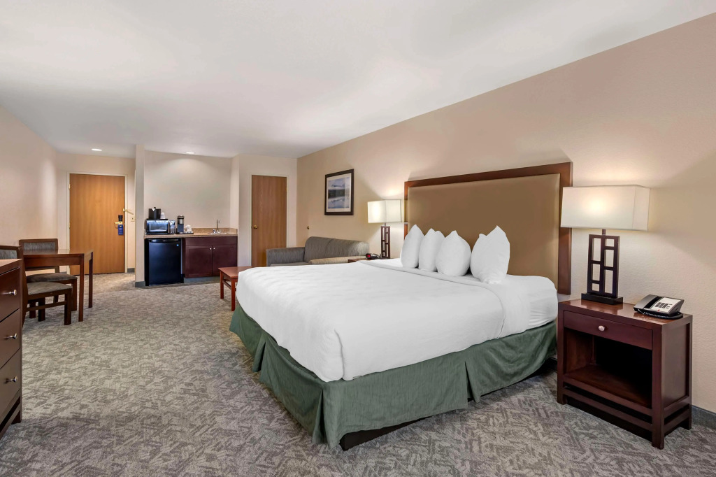 Eagle Lodge and Suites