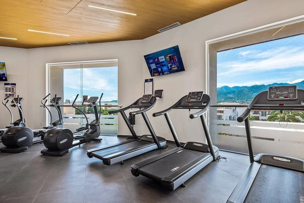 Luxury Apartment With Infinity Pool, Ocean Views, Balcony & Easy Downtown Access