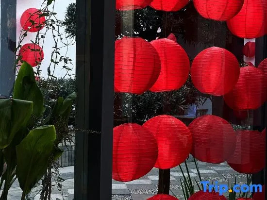 Emei Mountain and Courtyard. Jingzhu Shiguang Hot Spring Hotel