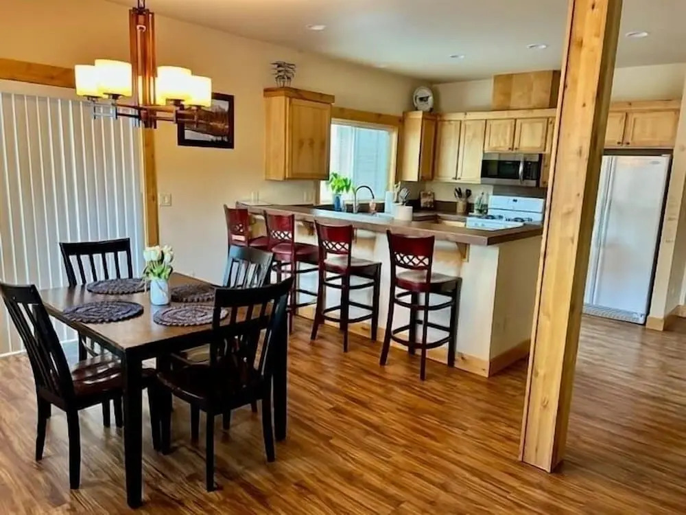 Skyliner Trails 3 Bedroom Home by RedAwning