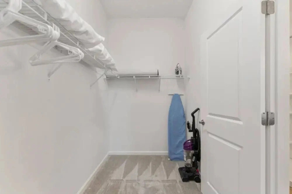 561l Stunning Home, Pool Access, Garage Parking