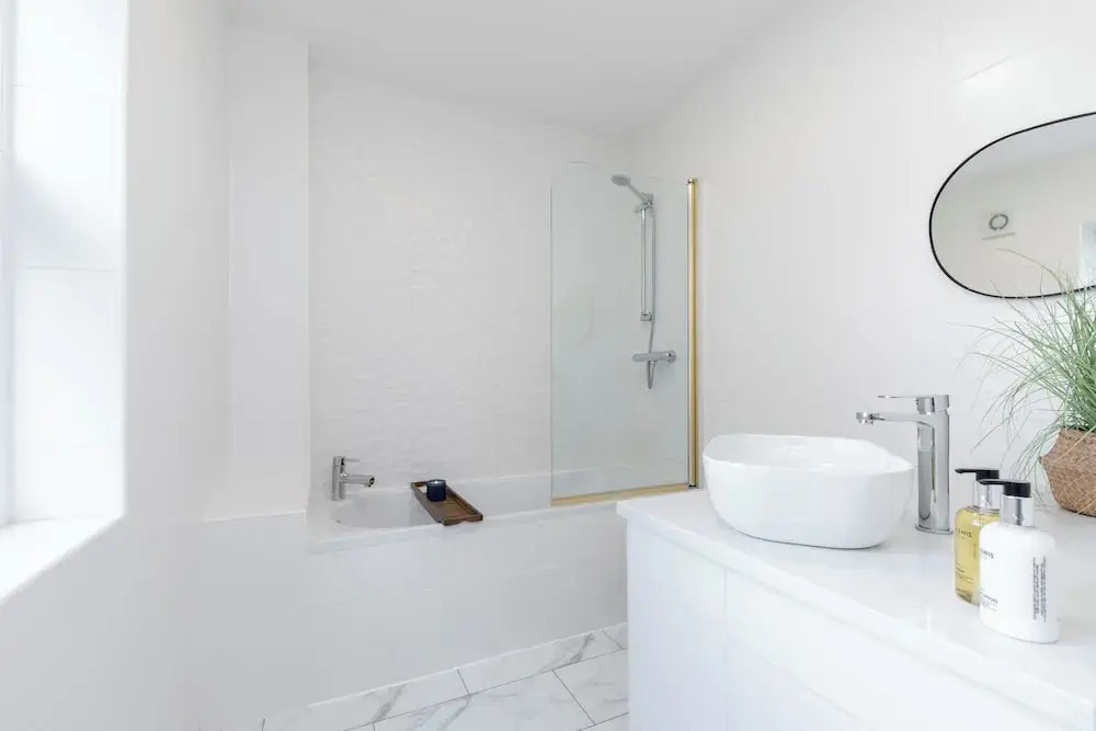 Elliot Oliver - Comfortable Five Bedroom Town Centre House With Garden & Garage