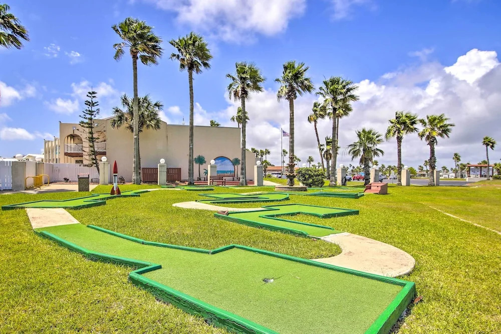 5 Mi to Beaches: Sunny Port Isabel Golf Retreat