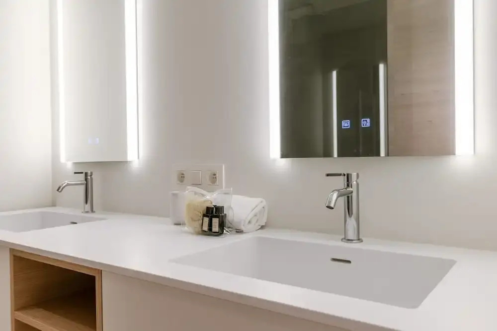 Huswell - Minimalist Coastal Luxury Panoramic View