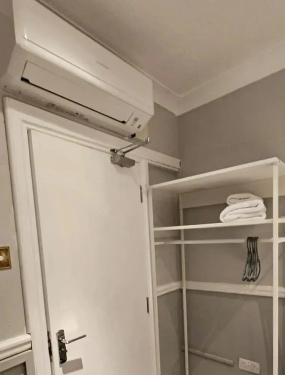 JUST ROOMs