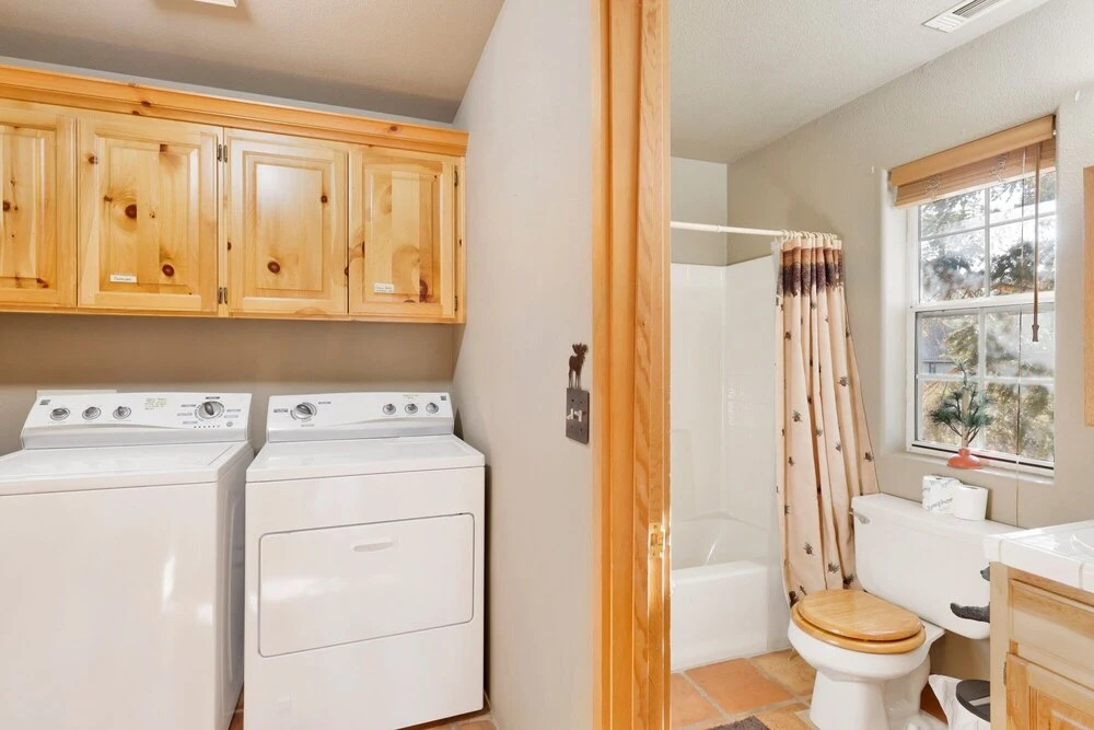2071 - Hillside Haven 4 Bedroom Home by Redawning