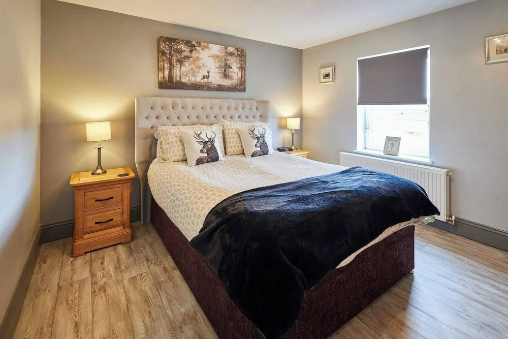 House Sleeps 10 With Parking and Garden