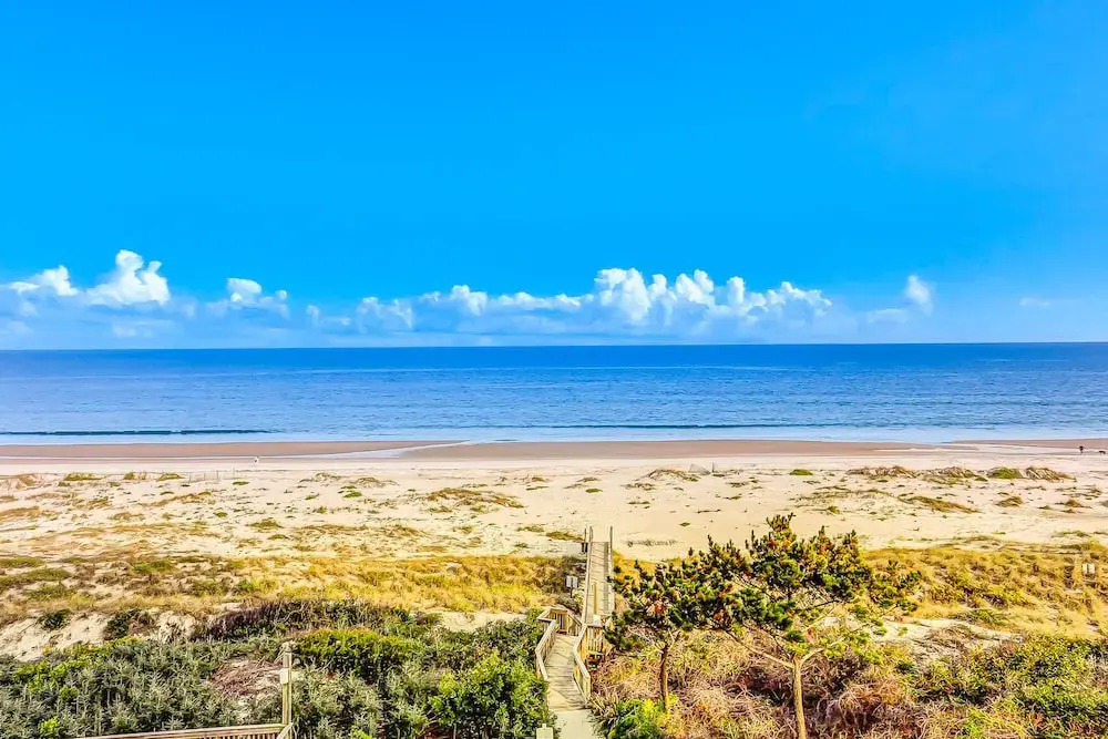 Clean & Cozy Home With Oceanfront Views, Shared Pool, Free Wifi, Central AC