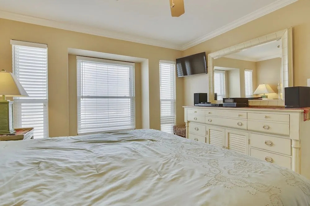 Seascape 2113 2 Bedroom Condo by RedAwning