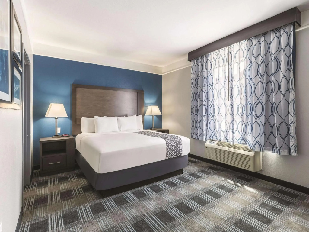 Platinum Inn & Suites Webster