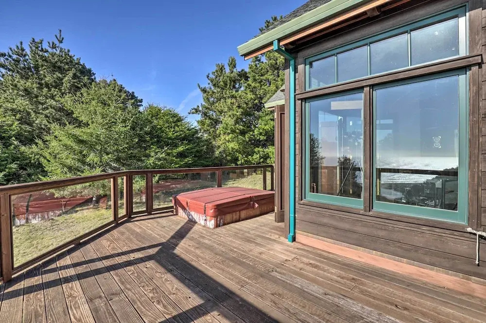 Romantic Ridgetop Escape w/ Hot Tub Near Mendocino